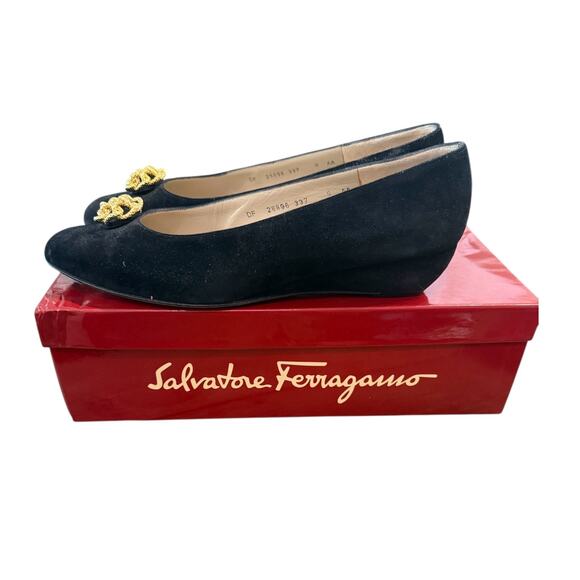 Salvatore Ferragamo Black Suede Heeled Loafers Size 9 Gold Accent Balocco Style - Picture 3 of 6